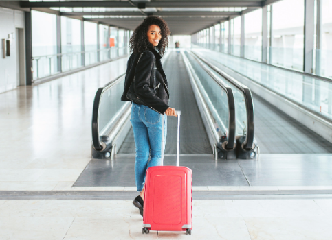 Vrouw met bagage die vertrekt op de luchthaven